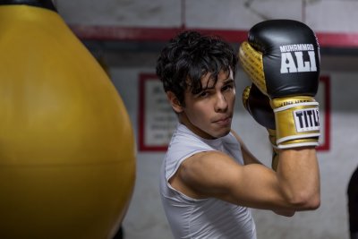 Боксерские перчатки Title Ali Infused Foam Training Gloves (черно-золотые)